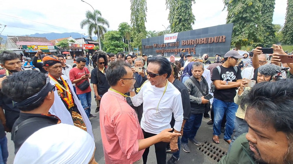 Aksi demo warga Borobudur mengkritisi pengelolaan kawasan Borobudur yang dinilai tidak berpihak kepada warga setempat, Minggu (2/2/2025).