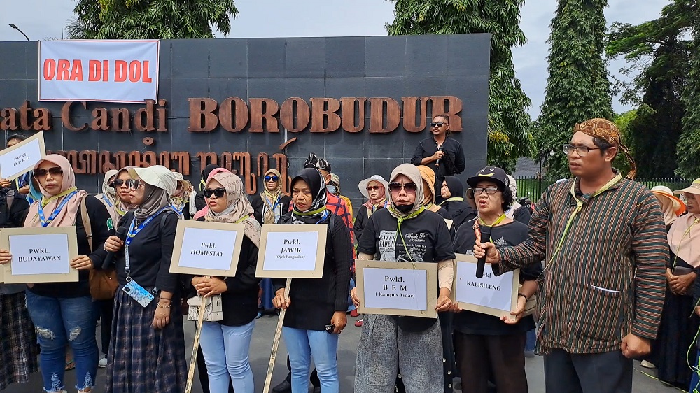 Aksi demo warga Borobudur mengkritisi pengelolaan kawasan Borobudur yang dinilai tidak berpihak kepada warga setempat, Minggu (2/2/2025).