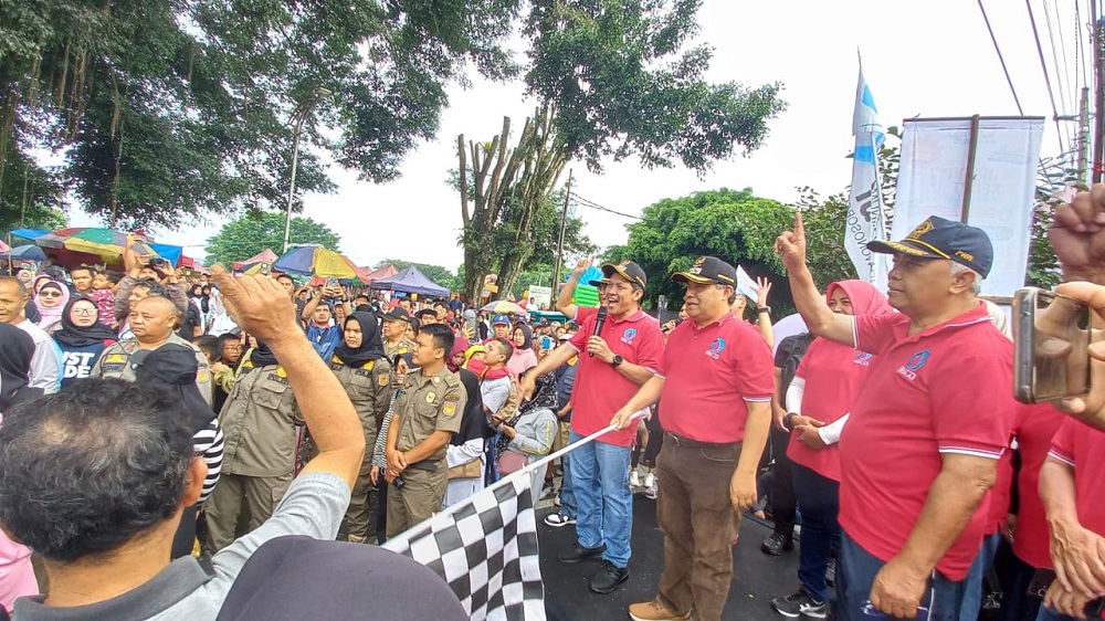 Bupati Wonosobo Afif Nur Hidayat bersama Wakil Bupati Muhammad Albar dan Direktur Utama Perumda Air Minum Tirta Aji Muhammad Sjahid melepas peserta jalan sehat