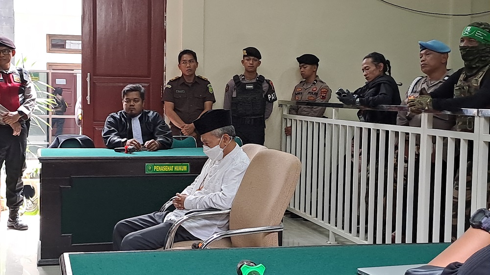 Terdakwa kasus kekerasan seksual santriwati, Ahmad Labib, tertunduk lesu saat mendengarkan pembacaan vonis di Pengadilan Negeri Mungkid, Senin (3/2/2025).
