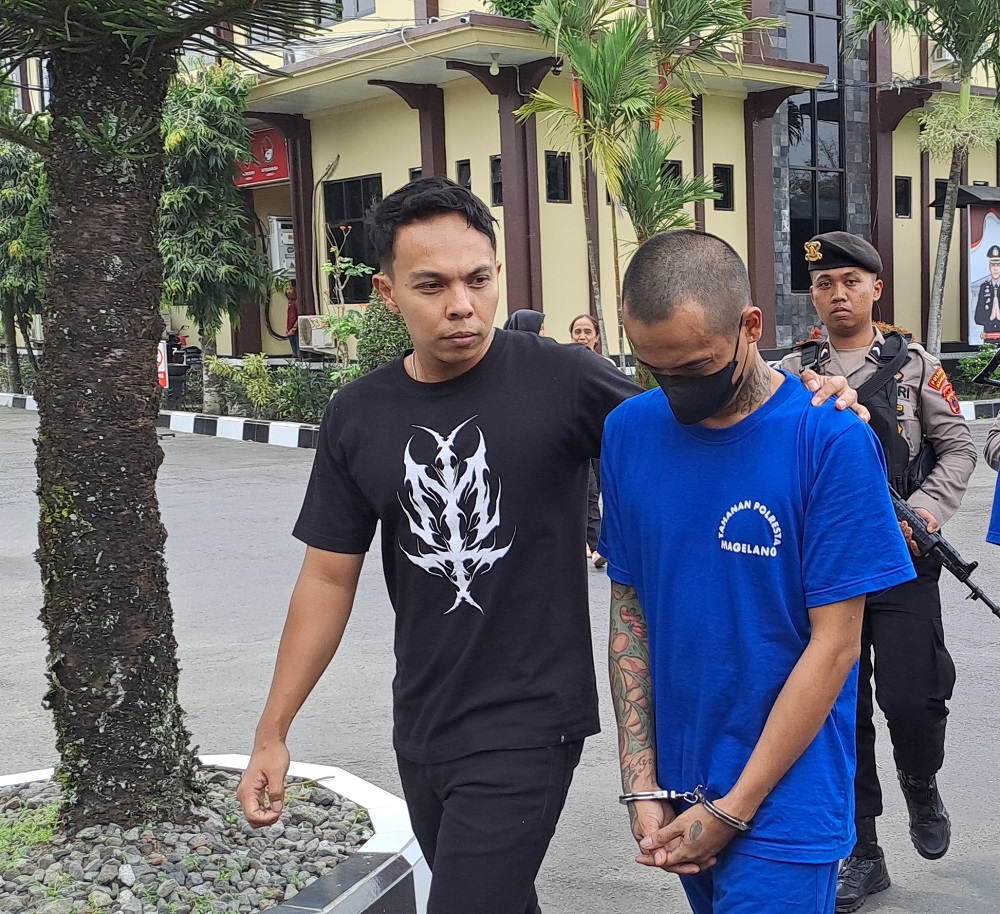 Tersangka SH digelandang polisi, Senin (3/2/2025). SH adalah ayah yang sudah mencabuli putri kandungnya.