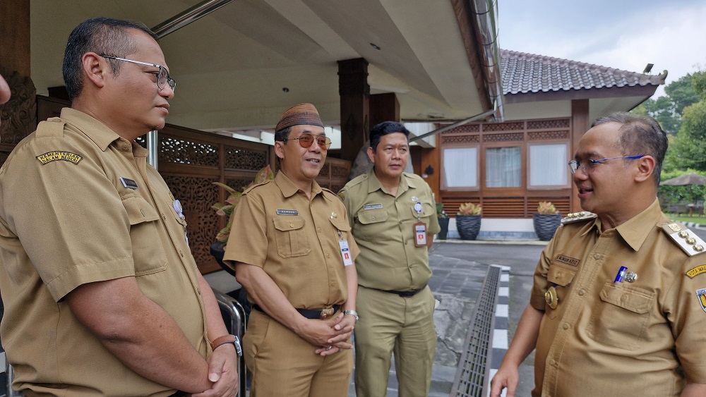 PUPUT PUSPITASARI/JAWA POS RADAR MAGELANG  Wali Kota Magelang dr Muchamad Nur Aziz (kanan) berbincang dengan sekda dan kepala OPD.