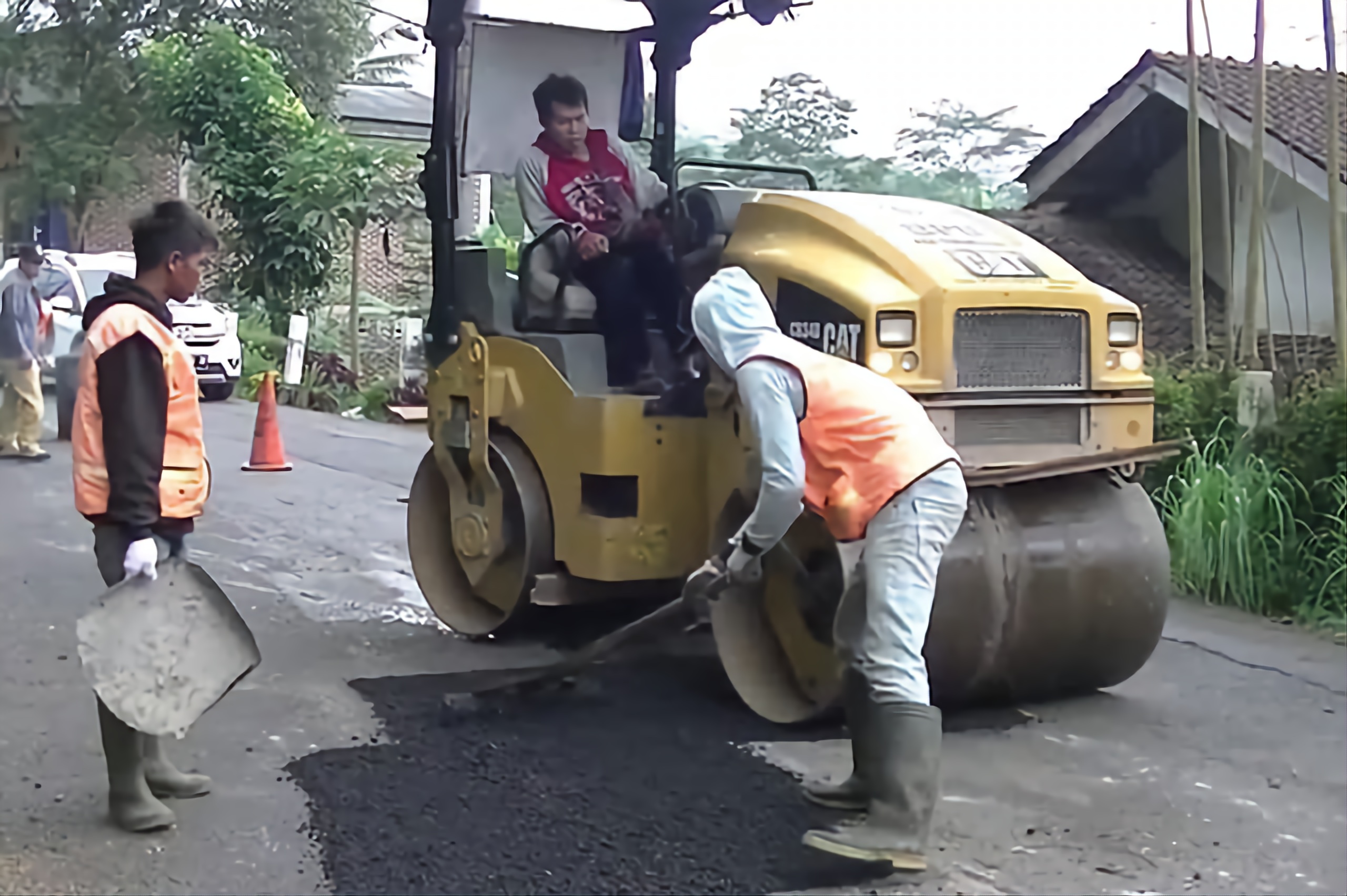 Pekerja tengah memperbaiki jalan di wilayah Kabupaten Temanggung.