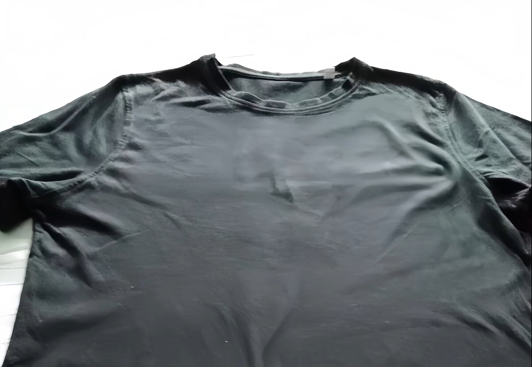 Pakaian hitam yang pudar warnanya.