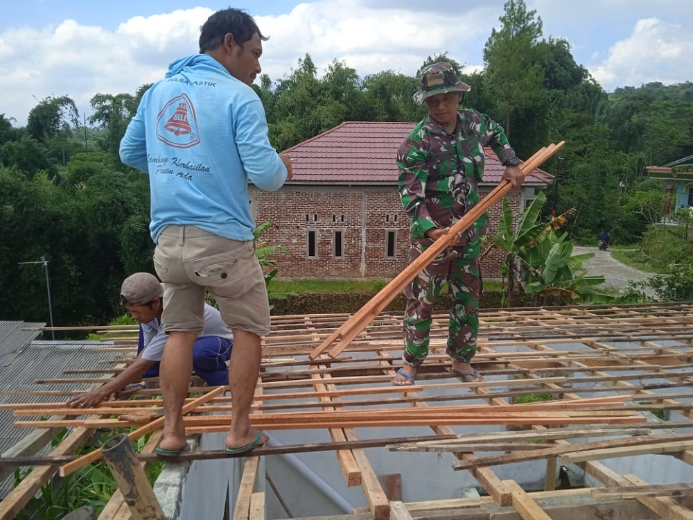 Warga dan anggota TNI memperbaiki atap rumah warga Dusun Bambusari, Desa Tempuranduwur, Kecamatan Sapuran, Kabupaten Wonosobo yang diterjang puting beliung.