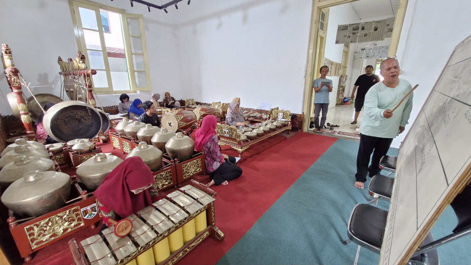 Pegawai Disdikbud Kota Magelang berlatih karawitan di Gedung Loka Budaya di Alun-alun Selatan Kota Magelang, Kamis (6/2/2025).
