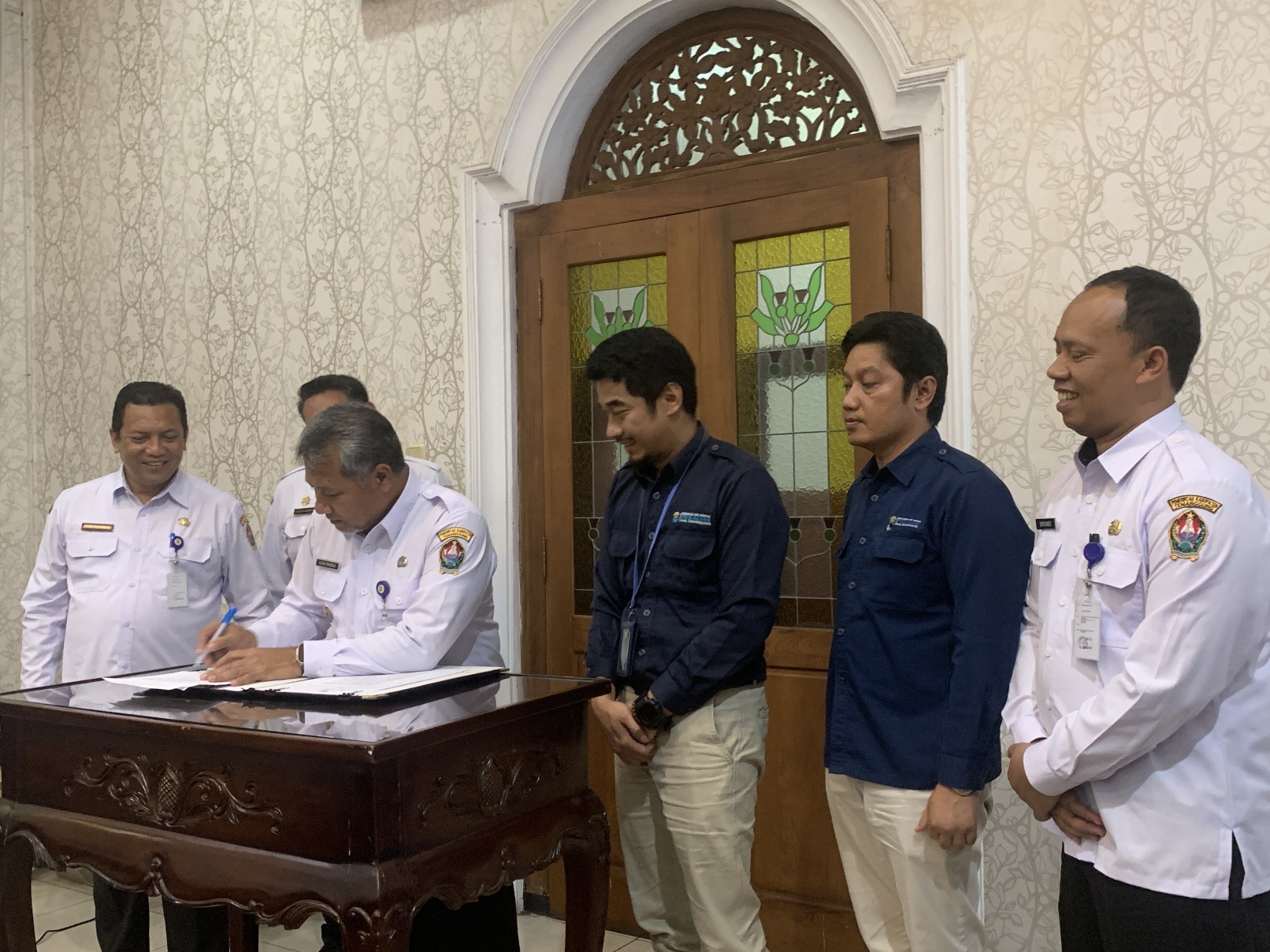 j Bupati Temanggung Hary Agung Prabowo usai menandatangani laporan tahunan BUMD Perumda Air Minum Tirta Agung.