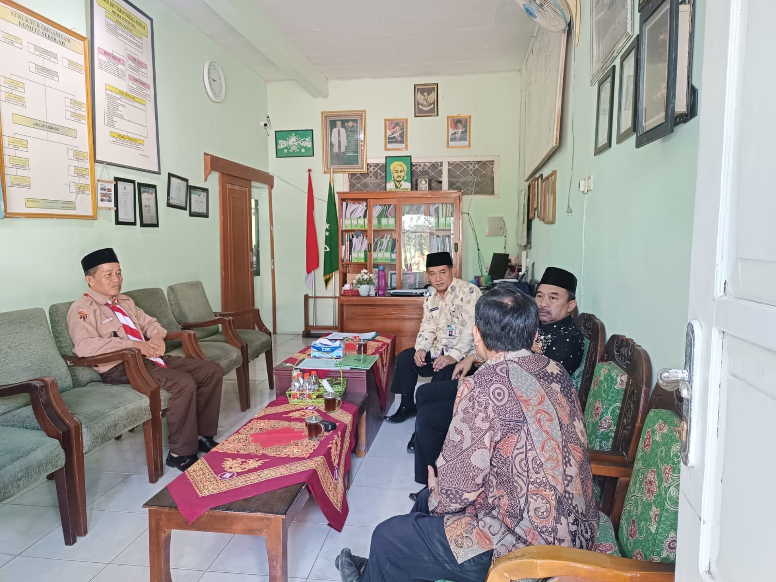 Jajaran Kemenag Temanggung saat mengunjungi MTs di Tegalsari, Kedu untuk klarifikasi dugaan kasus bullying.