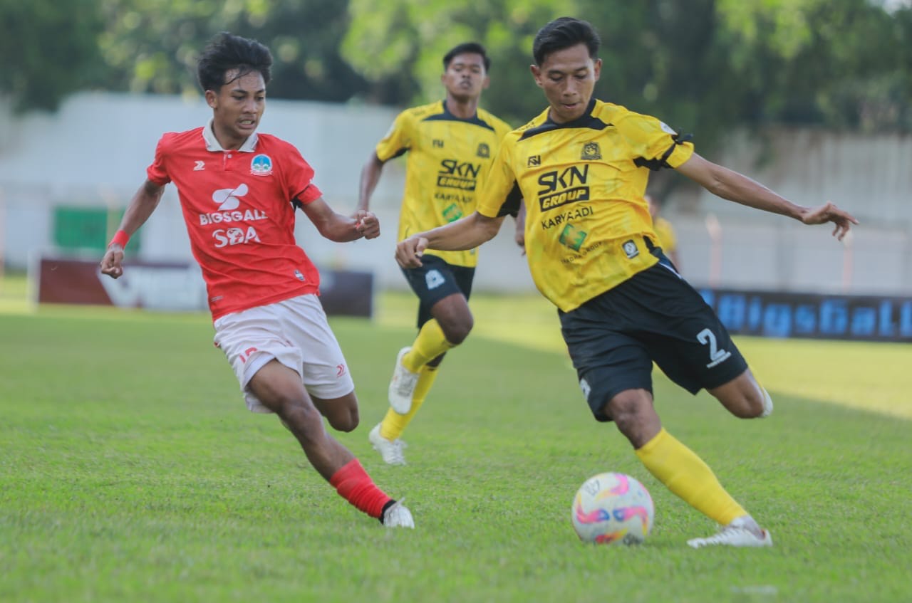 Pemain Persitema (seragam merah) berusaha merebut bola dari Persak Kebumen di Stadion Bhumi Phala, Rabu (5/2/2025) sore.