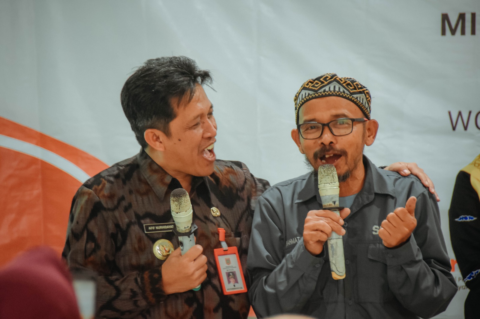 Bupati Wonosobo Afif Nurhidayat bersama salah satu ASN yang mendapatkan pembekalan persiapan purnatugas.