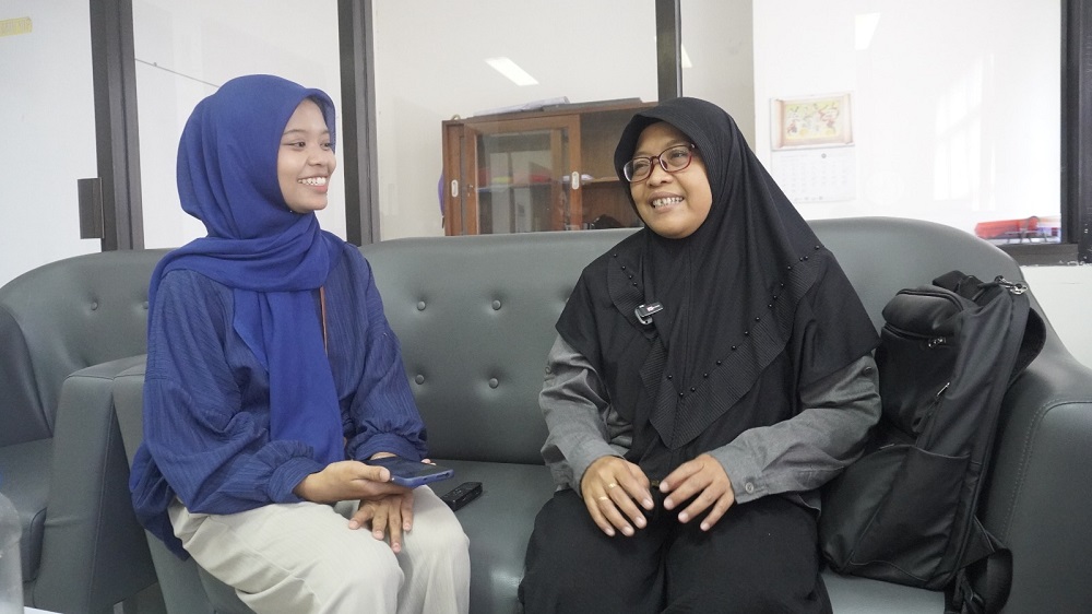 Kepala UPA Bahasa sekaligus Tutor BIPA Untidar Dr Farikah (kanan).