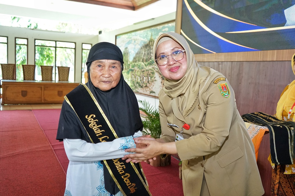Kepala Dinsos PPKB PPPA Kabupaten Magelang Bela Pinarsi bersama peserta sekolah lansia.