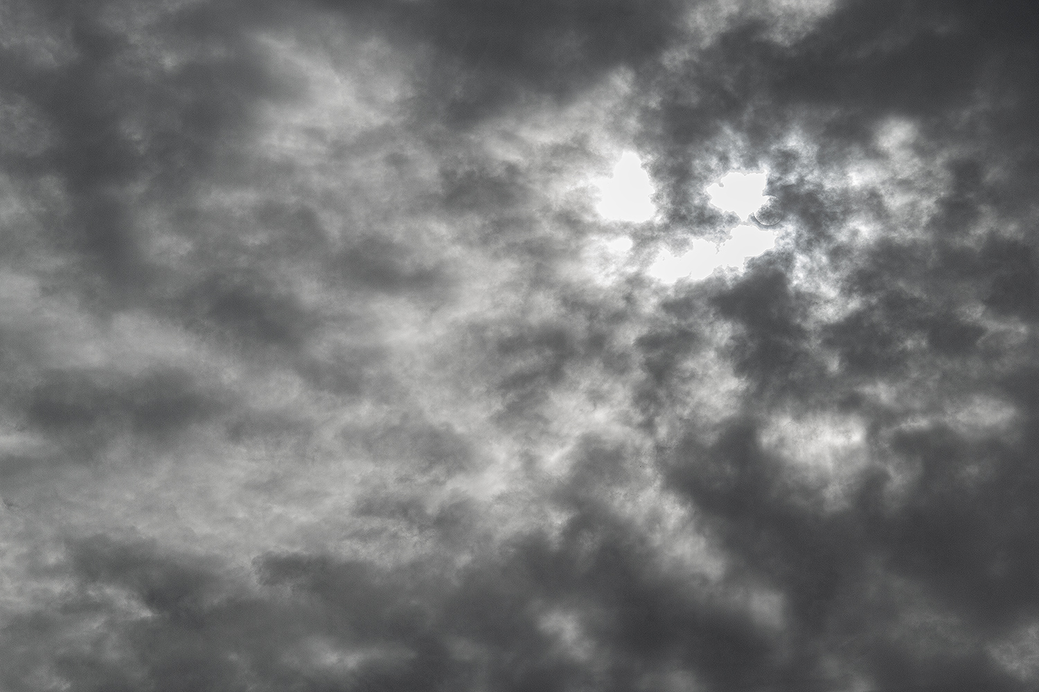 Langit mendung dapat datang kapan saja, bahkan di hari yang tadinya cerah