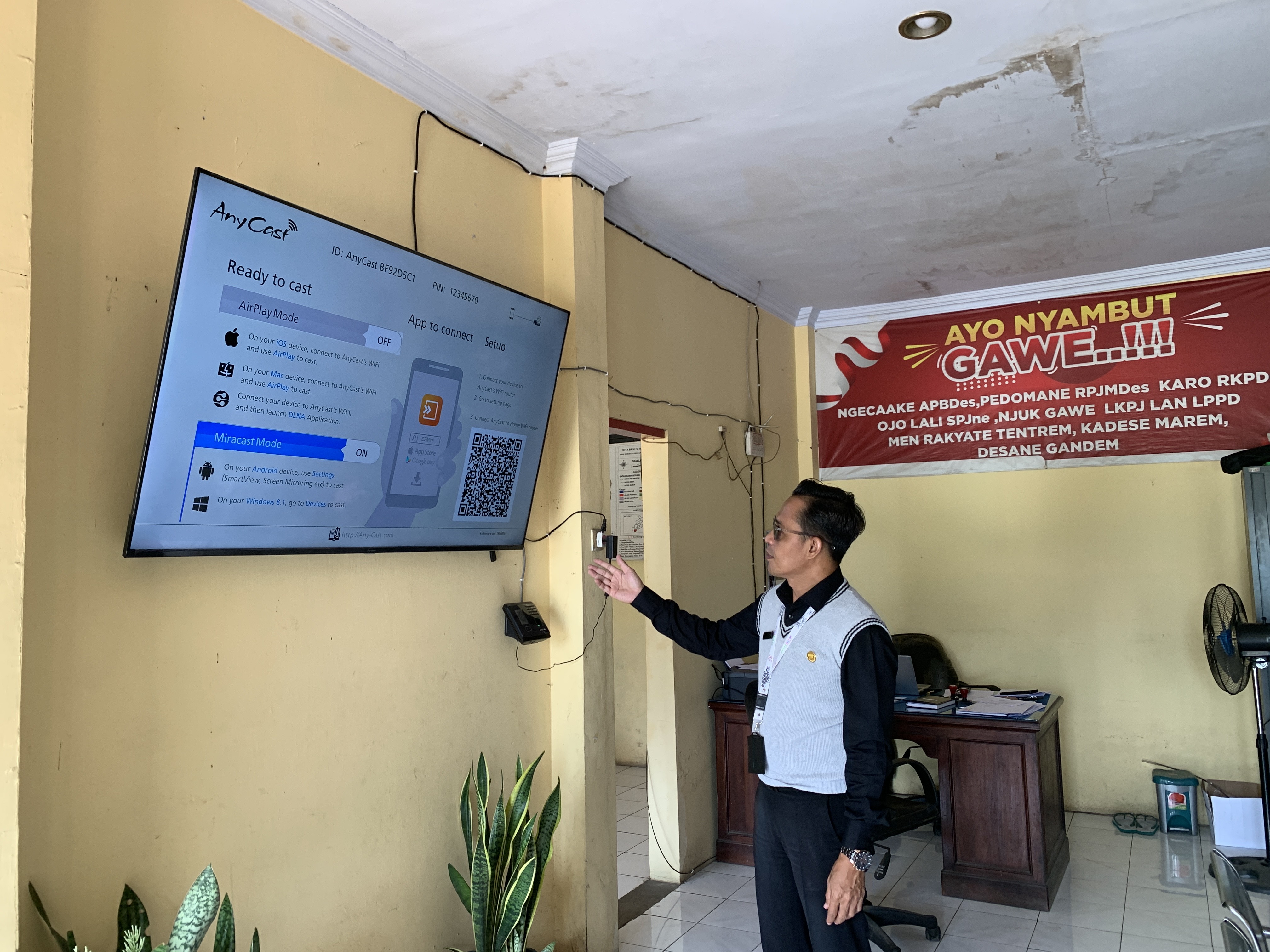 Sekretaris Desa Soropadan, Fauzi Mansyur menunjukkan layar monitor pendukung terwujudnya smart village di Kabupaten Temanggung.