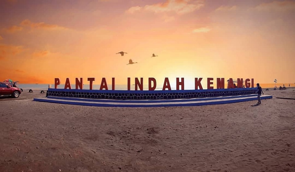 Pantai Indah Kemangi Kendal merupakan destinasi wisata pantai berpasir hitam yang bisa dinikmati bersama keluarga.