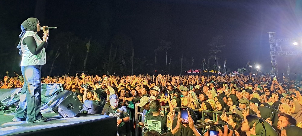 Penyanyi Woro Widowati saat tampil di konser musik Fastavaganza, Minggu (9/2/2025) malam.