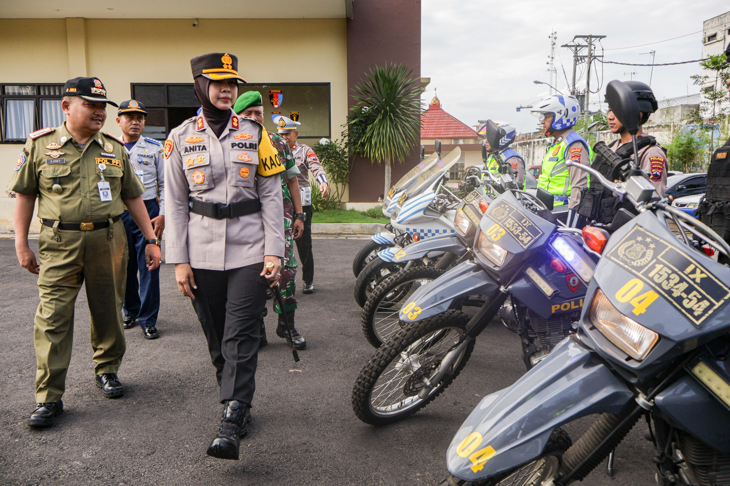 Kapolres Magelang Kota sedang melakukan inspeksi kendaraan dinas polisi lalu lintas.