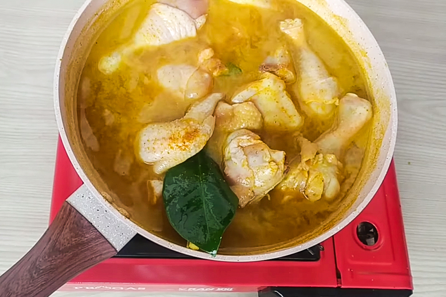 Memasak makanan dengan teknik mengungkep.