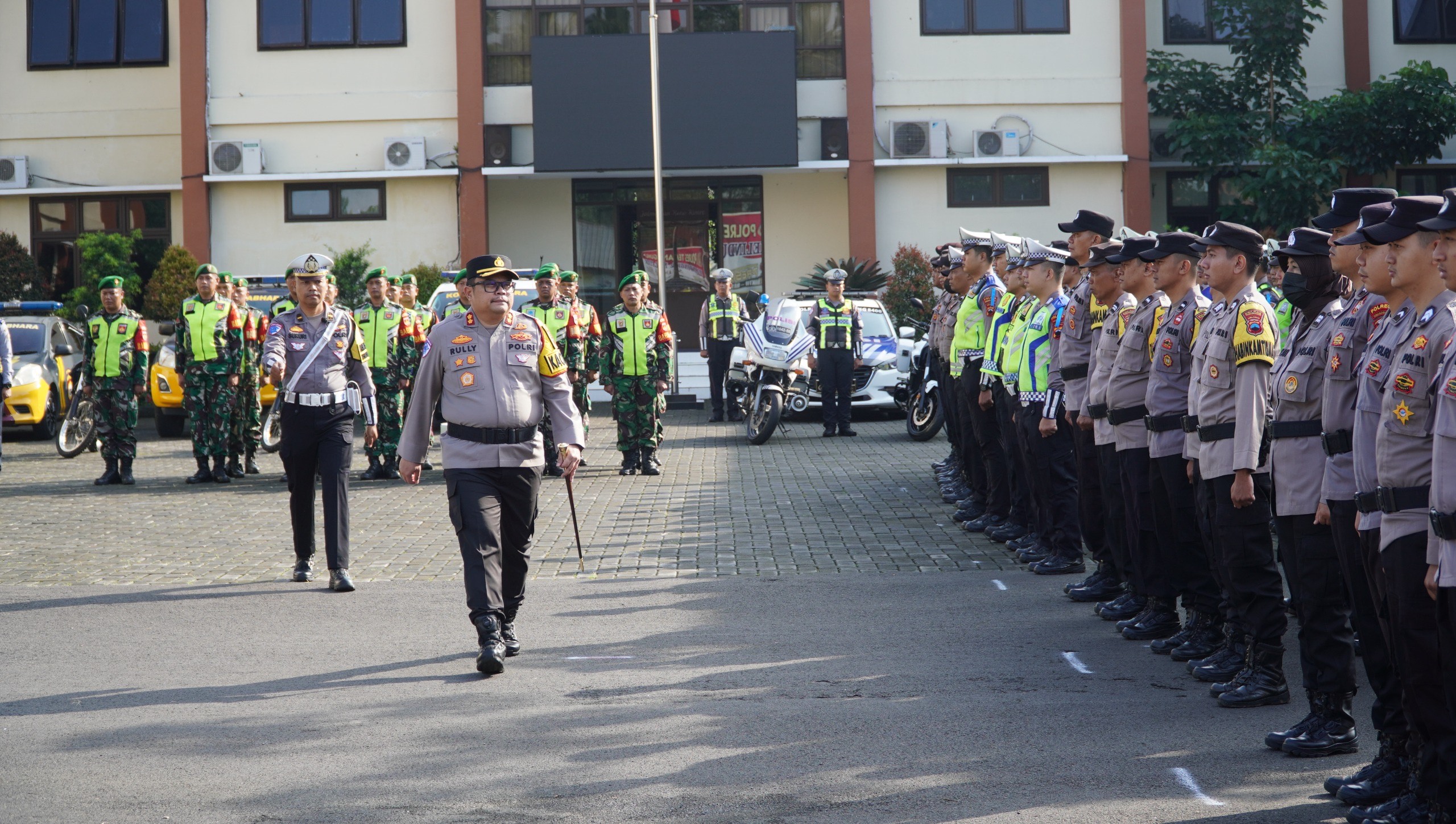 Kapolres Temanggung AKBP Rully Thomas meninjau pasukan dalam apel gelar pasukan Operasi Keselamatan Candi 2025, Senin (10/2/2025).