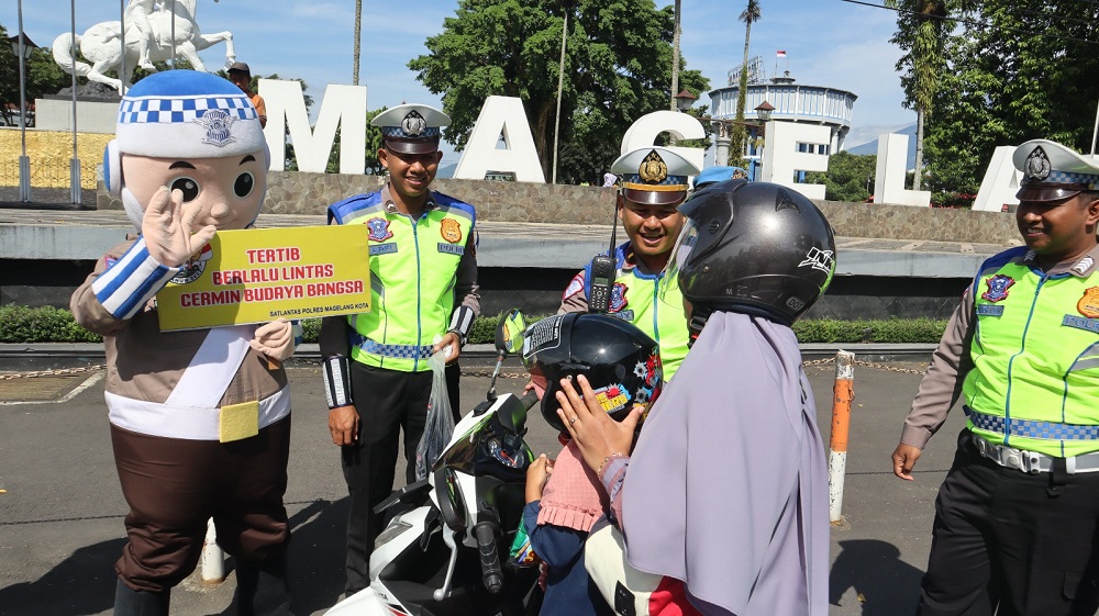 Anggota Satlantas Polres Magelang Kota saat sosialisasi keselamatan dan tertib lalu lintas di Jalan Raya Alun-Alun Timur Kota Magelang, Selasa (11/2/2025).