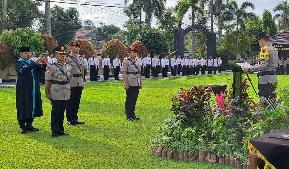 Kapolresta Magelang Kombes Pol Herbin Garbawiyata Jaya Sianipar memimpin upacara serah terima jabatan Kabag Ren dan Kasat Reskrim Polresta Magelang, Selasa (11/2/2025)