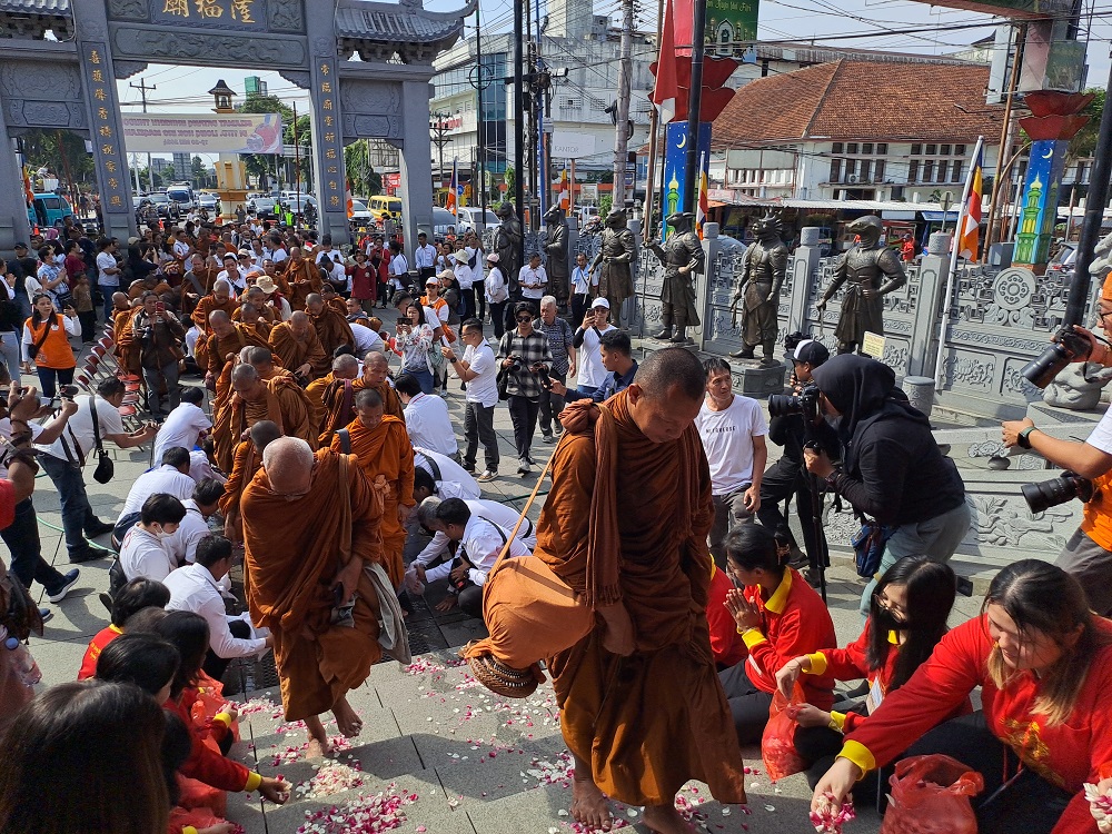 Tahun lalu, biksu thudong  singgah di Kelenteng Liong Hok Bio Kota Magelang sebelum melanjutkan ke Candi Borobudur, Kabupaten Magelang