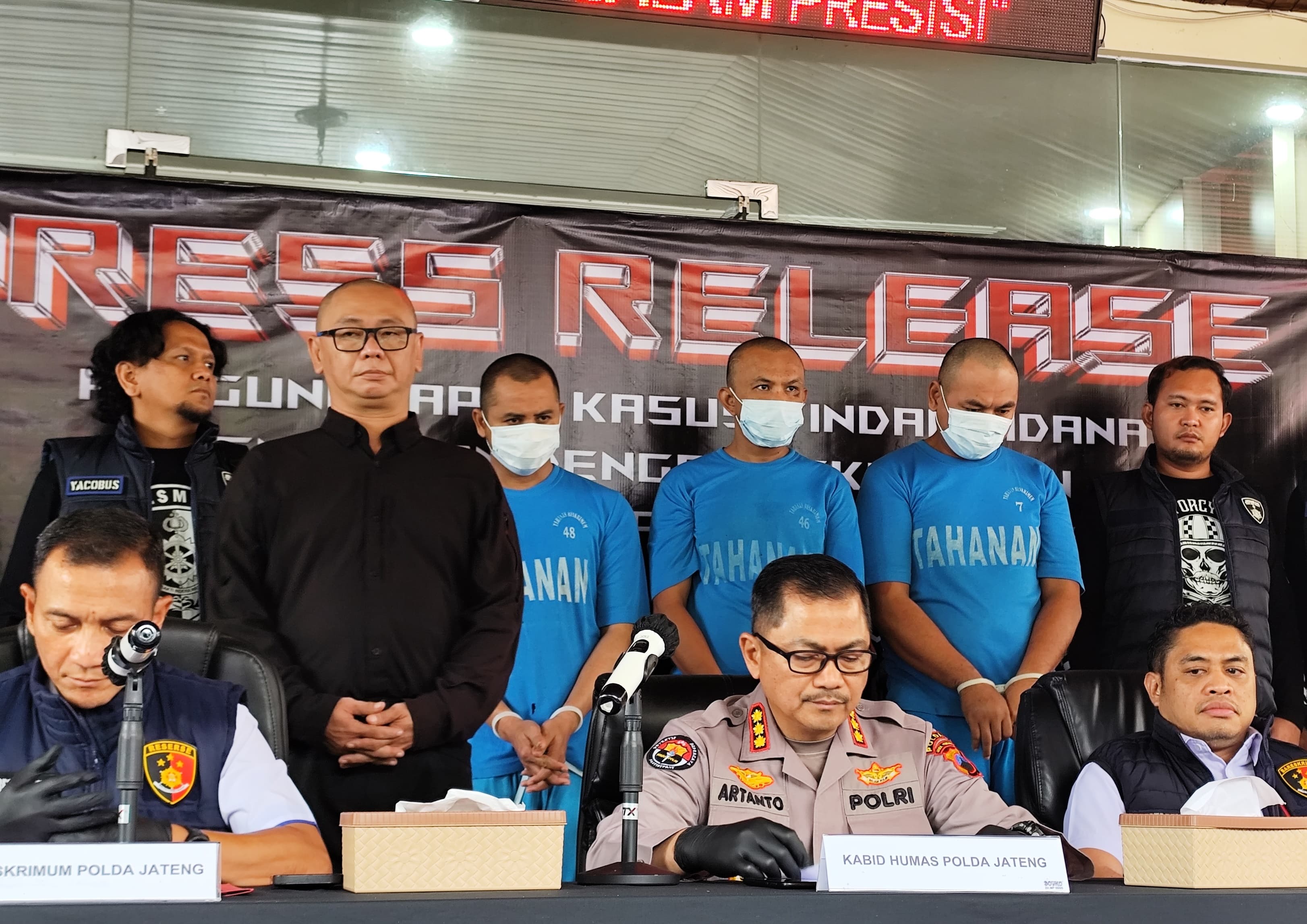 Tiga pelaku perampokan pengusaha kelontong di Sukolilo, Pati, saat dihadirkan kegiatan rilis di Mapolda Jateng, Rabu (12/2/2025)