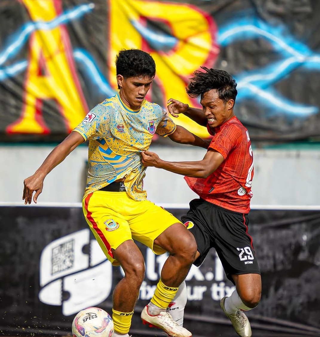 Laga leg pertama babak 8 besar Liga 4 Jateng antara PPSM Magelang dan Persibat Batang di Stadion Moch. Soebroto Kota Magelang berlangsung ketat, Rabu (12/2).