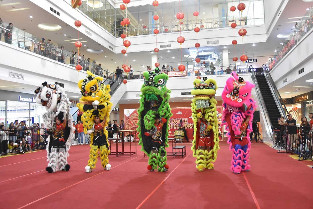 Penampilan tarian barongsai lantai menghibur pengunjung Artos Mall, Rabu (12/2/2025).