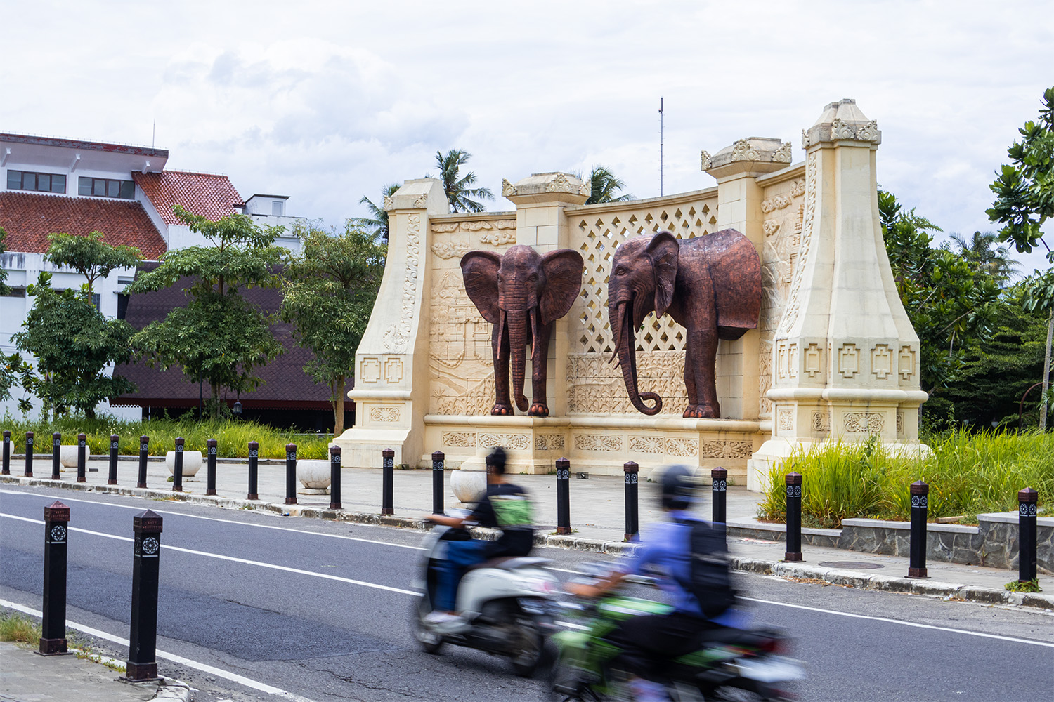 Gerbang Gajah Kembanglimus, patung ikonik di kawasan Balkondes Kembanglimus.