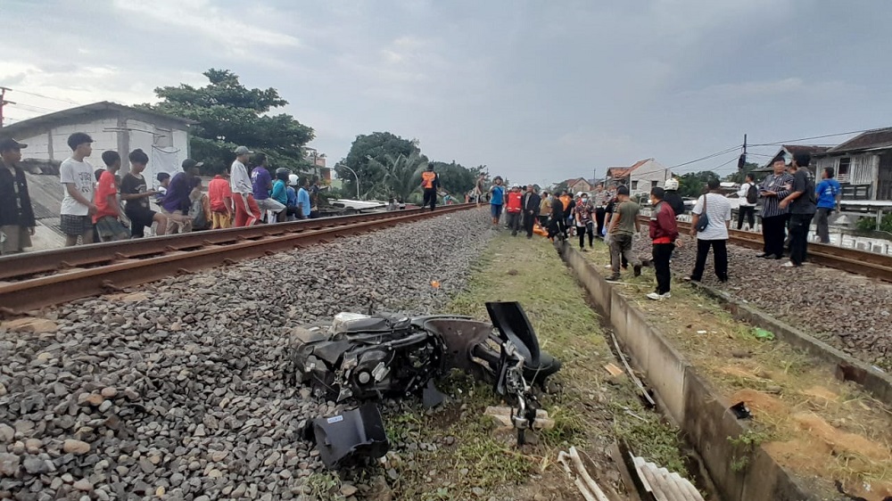 Sepeda motor korban&nbsp;Sabrina Lutfi Maulida terpental hingga sekitar 15-20 meter dari titik awal kejadian di perlintasan KA Jalan Kokrosono Raya.