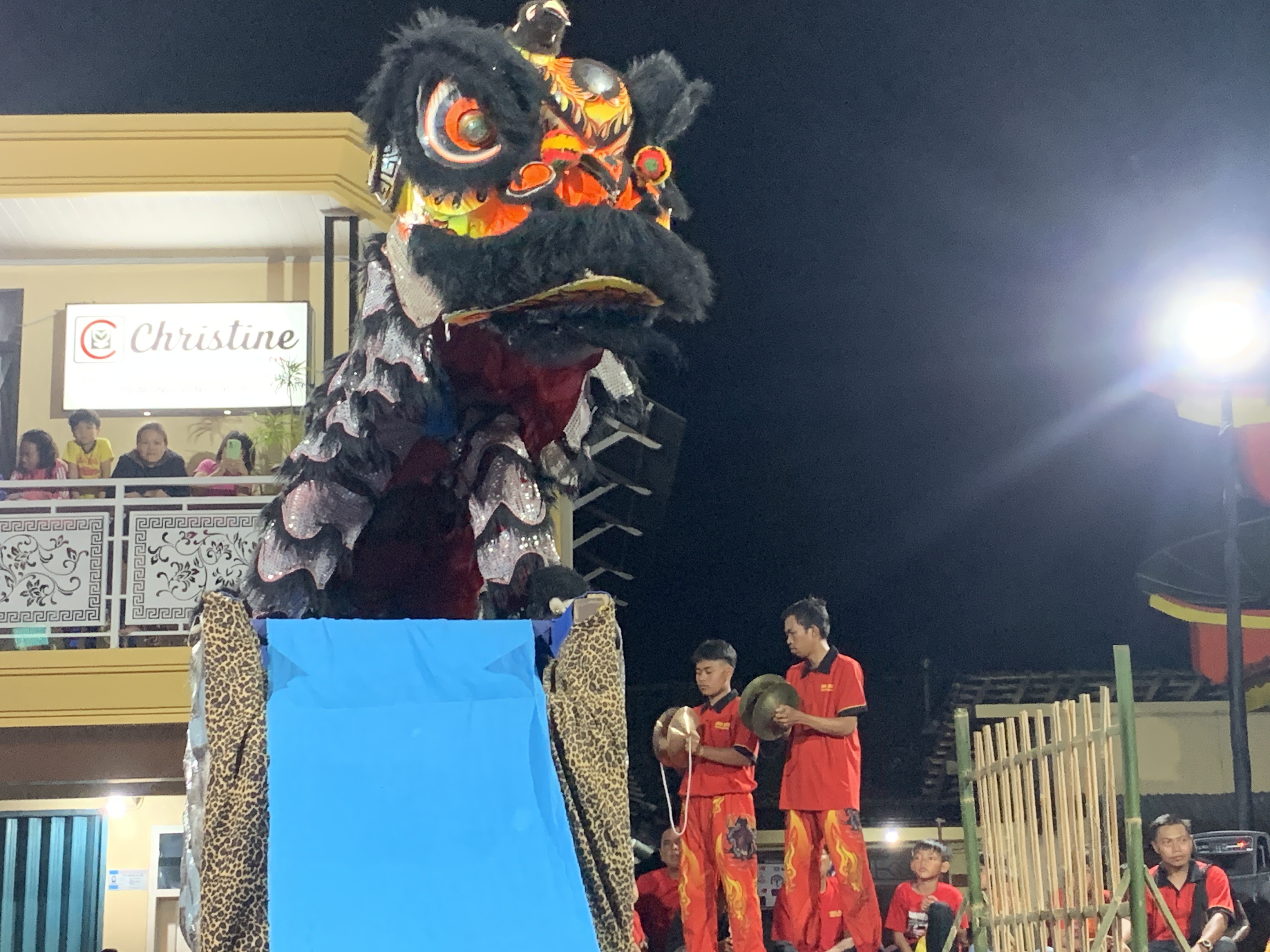 Perayaan Cap Go Meh di Kelenteng Kong Ling Bio Temanggung Rabu (12/2/2025) malam disambut meriah warga.