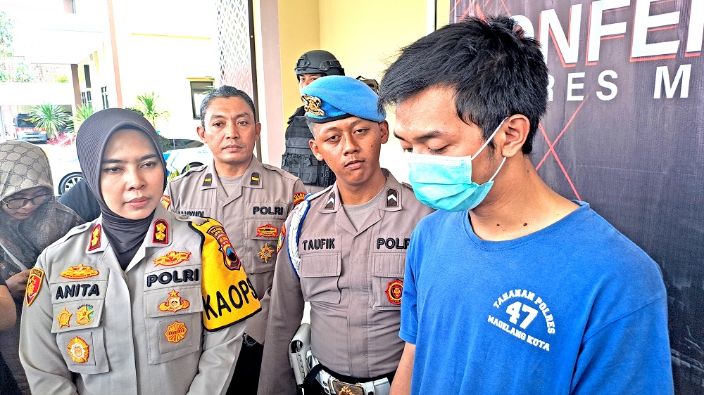 Kapolres Magelang Kota AKBP Anita Indah Setyaningrum saat menginterogasi MJK, pelaku pencurian HP yang mengaku sebagai anggota polisi, jUMAT (14/2/2025).  &nbsp;