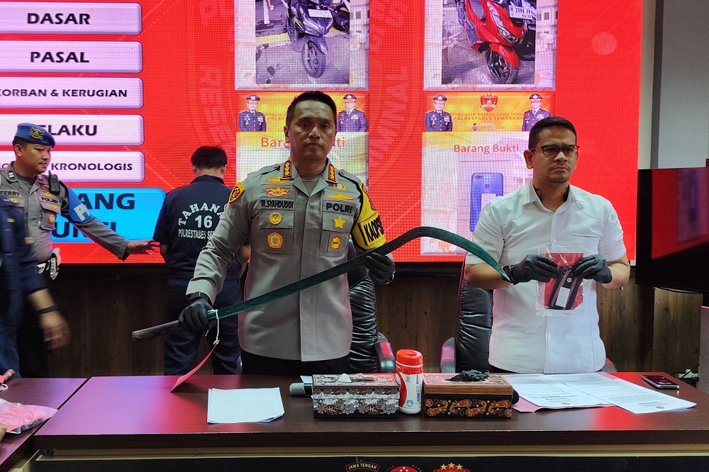 Kapolrestabes Semarang Kombes Pol M Syahduddi menunjukkan senjata tajam yang digunakan dalam duel antarpelajar.