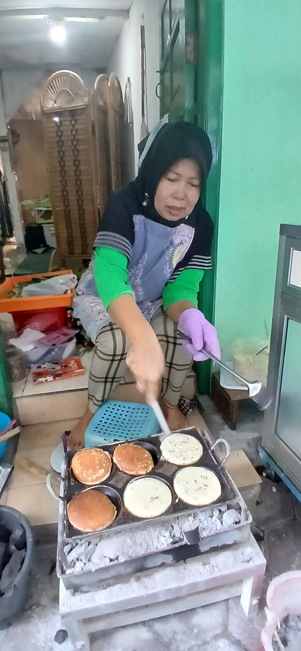 Bu Yani tengah membuat kue kukis di rumahnya Gang Anggrek Jalan Kalingga Kota Magelang.