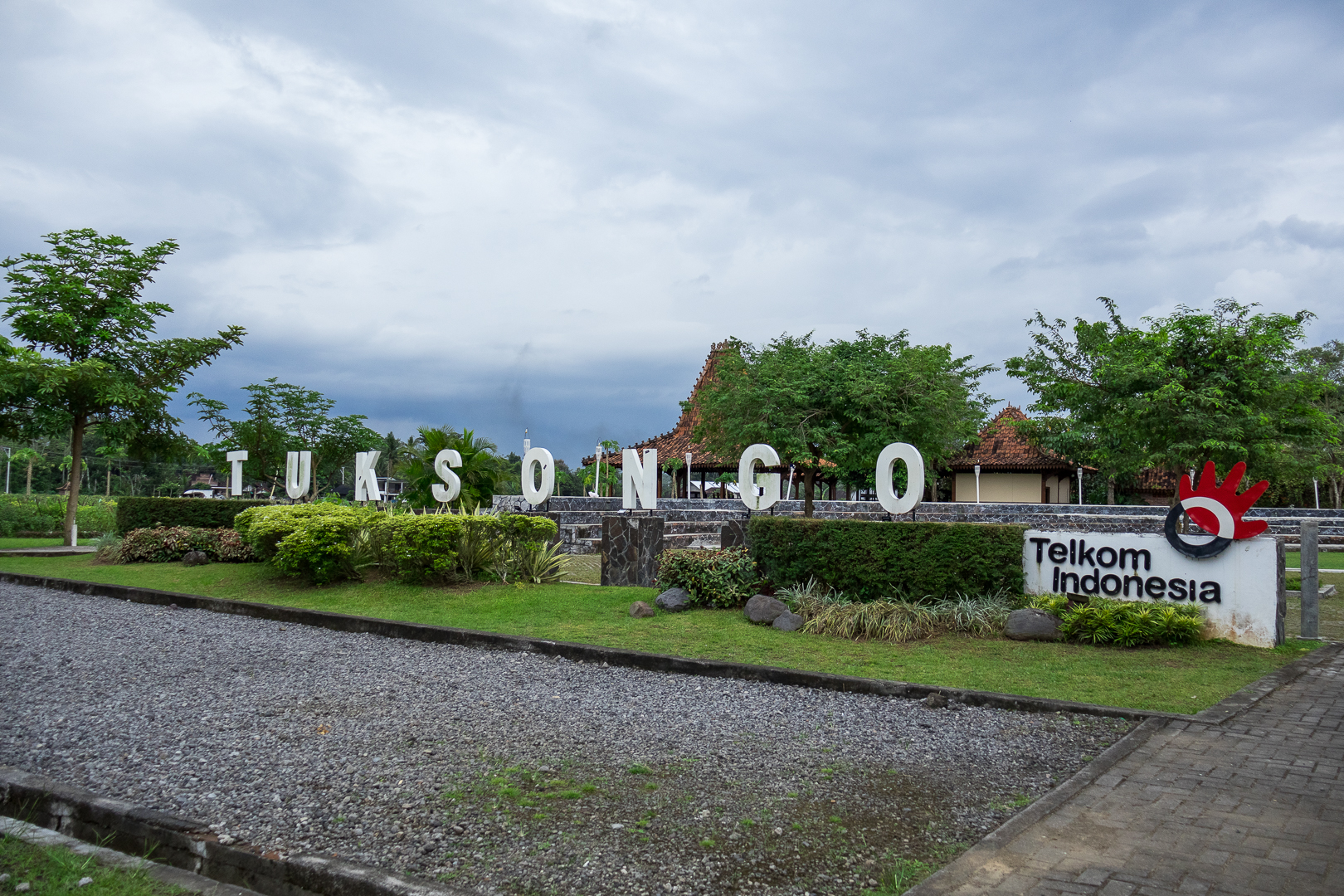 Jalan masuk Balkondes Tuksongo.