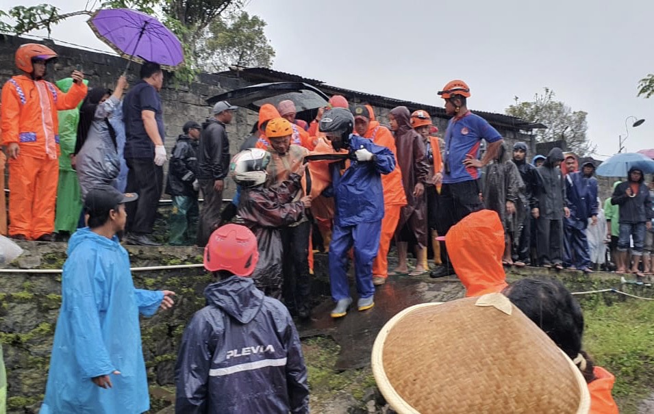 Petugas BPBD dan tim gabungan mengevakuasi jenazah pasutri yang hanyut di sungai di Dusun Pongangan, Desa Candisari, Kecamatan Bansari, Senin (17/2/2025).