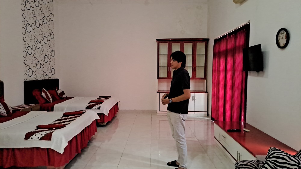 Pengelola homestay menunjukkan kamar yang akan digunakan para tamu retret di Akmil Magelang, Selasa (18/2/2025).