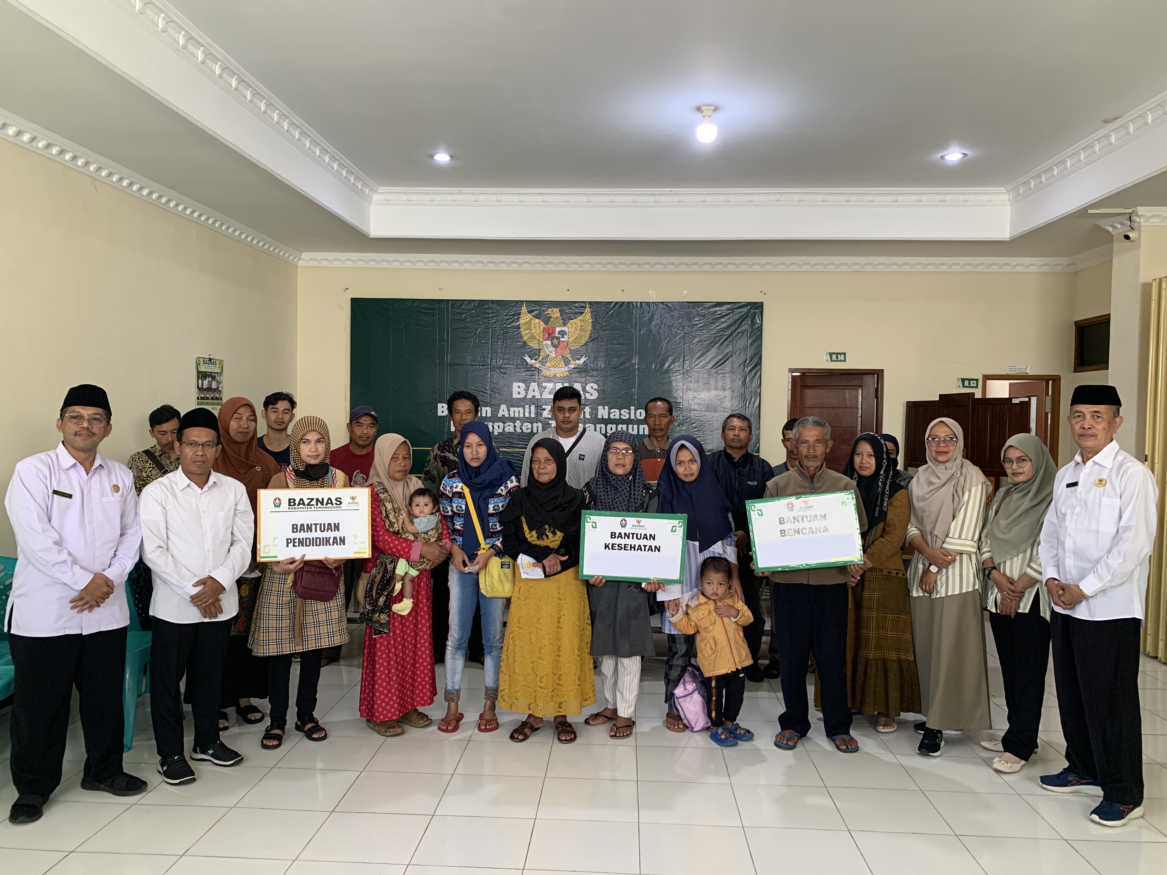 Jajaran Baznas Temanggung saat mentasyarufkan program Baznas di bulan Februari.