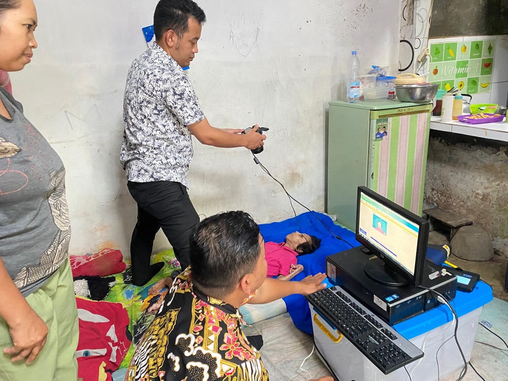 Petugas Disdukcapil Kota Magelang memberikan pelayanan Layang Mantan kepada disabilitas, Nazwa Elea Putri di Kluyon.
