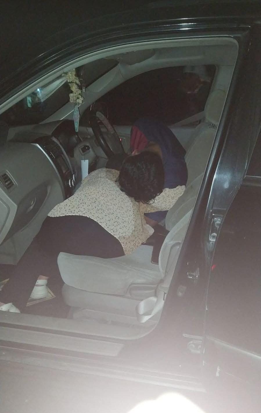Pasangan suami istri (pasutri) ditemukan tewas di dalam mobil yang diparkir di tepi Jalan Jogja-Magelang,  Dusun Krakitan, Desa Sucen, Kecamatan Salam, Kabupaten Magelang, Senin (17/2/2025) malam