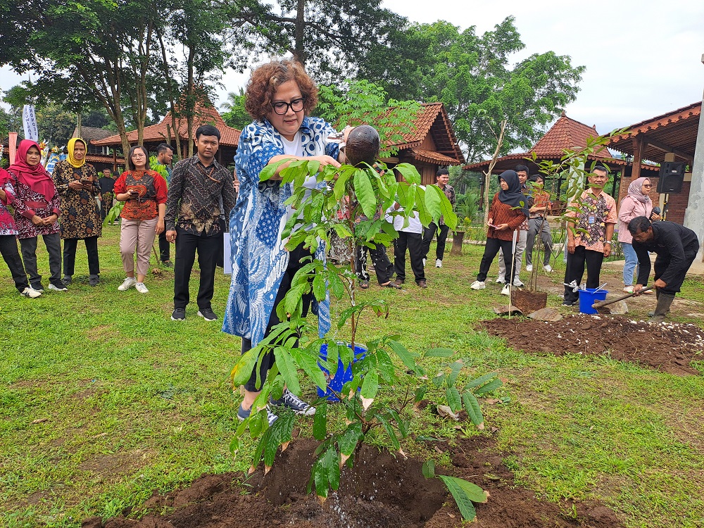 Direktur Utama InJourney Destination Management Febrina Intan menanam bibit buah saat peresmian Balkondes  Agro Eduwisata Borobudur, Tanjungan, Rabu (19/2/2025).