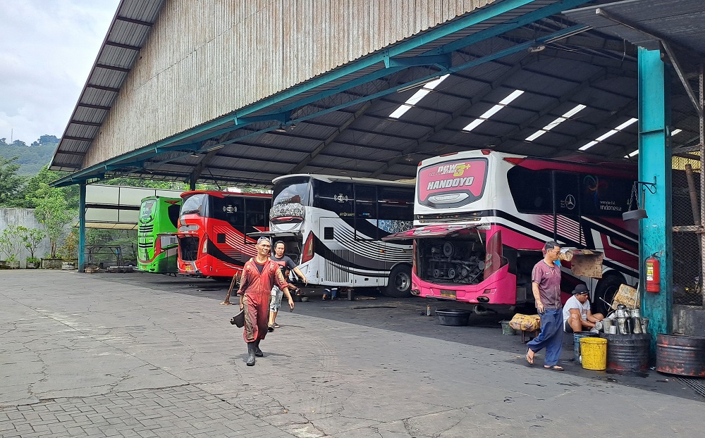 Sejumlah armada sedang dalam perawatan rutin di garasi bus PO Handoyo, Rabu (19/2/2025).