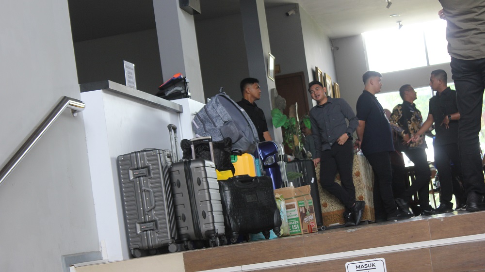 Sejumlah barang milik kepala daerah peserta retret sudah mulai berdatangan di Borobudur International Golf & Country Club, Magelang, Kamis (20/2/2025).