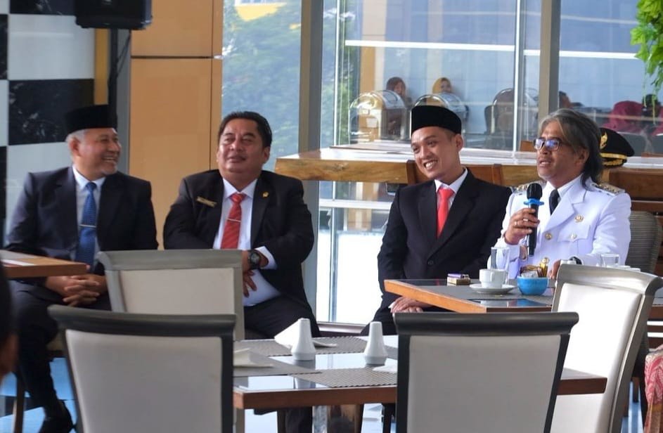 Dari kiri Sekda Hary Agung Prabowo, Ketua DPRD Yunianto,  Bupati Agus Setyawan (paling kanan) usai pelantikan di Istana Negara, Kamis (20/2/2025).
