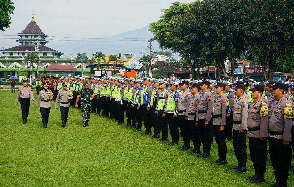 Kapolresta Magelang Kombes Pol Herbin Garbawiyata Jaya Sianipar, Kapolres Magelang Kota AKBP Anita Indah Setyaningrum dan Komandan Kodim 0705/ Magelang Letkol Inf. Jarot Susanto mengecek pasukan