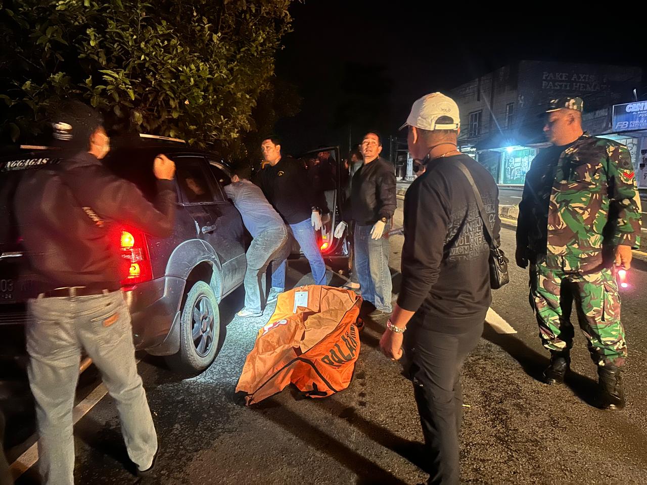 Polisi saat mengevakuasi pasangan suami istri ER, 32, dan IM, 28, yang tewas di mobil Hyundai di Salam, Magelang.