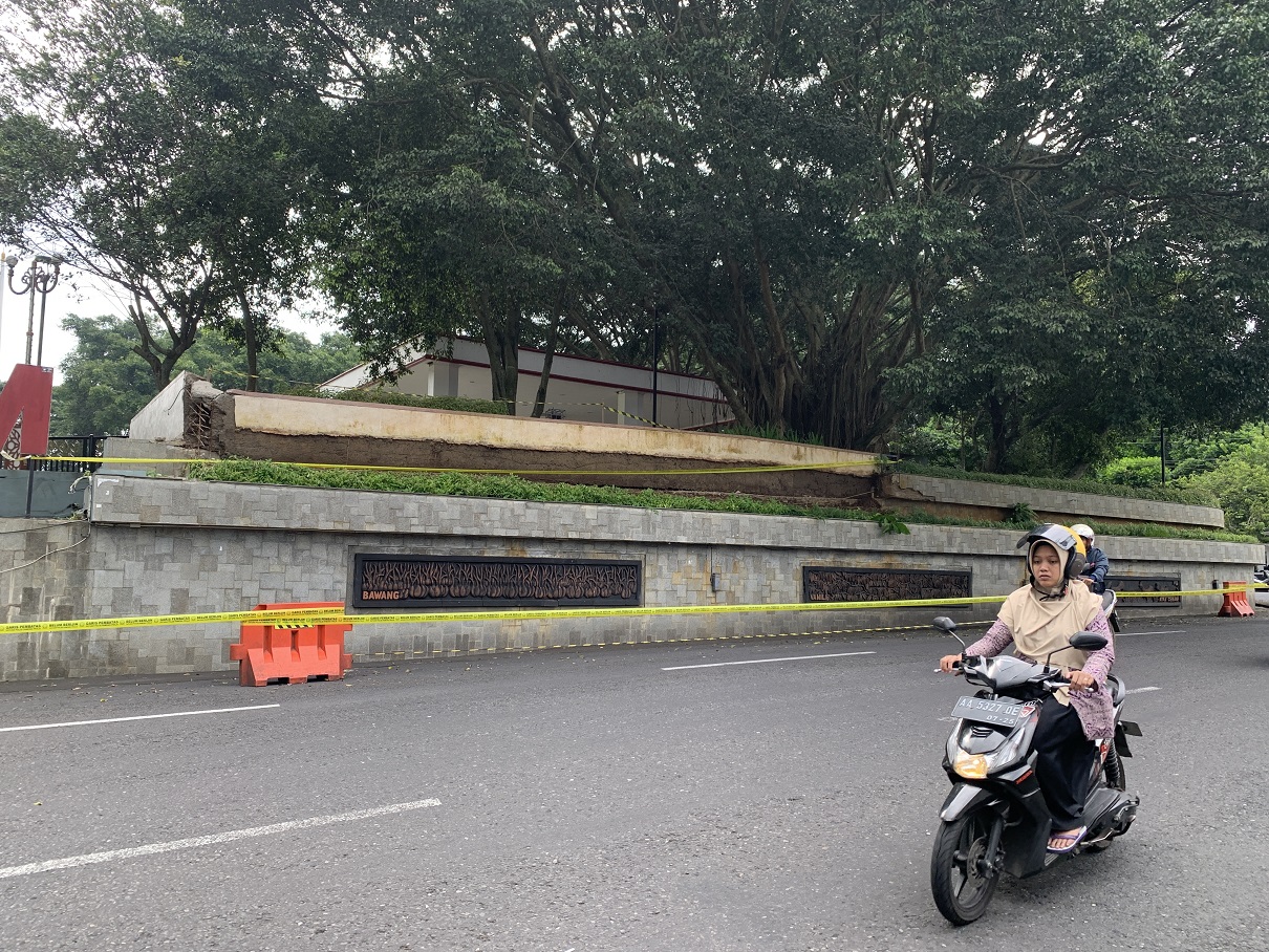 Kondisi sisi timur Alun-alun Temanggung yang mengalami retak, dipasang garis polisi serta barrier agar masyarakat melintas lebih berhati-hati.