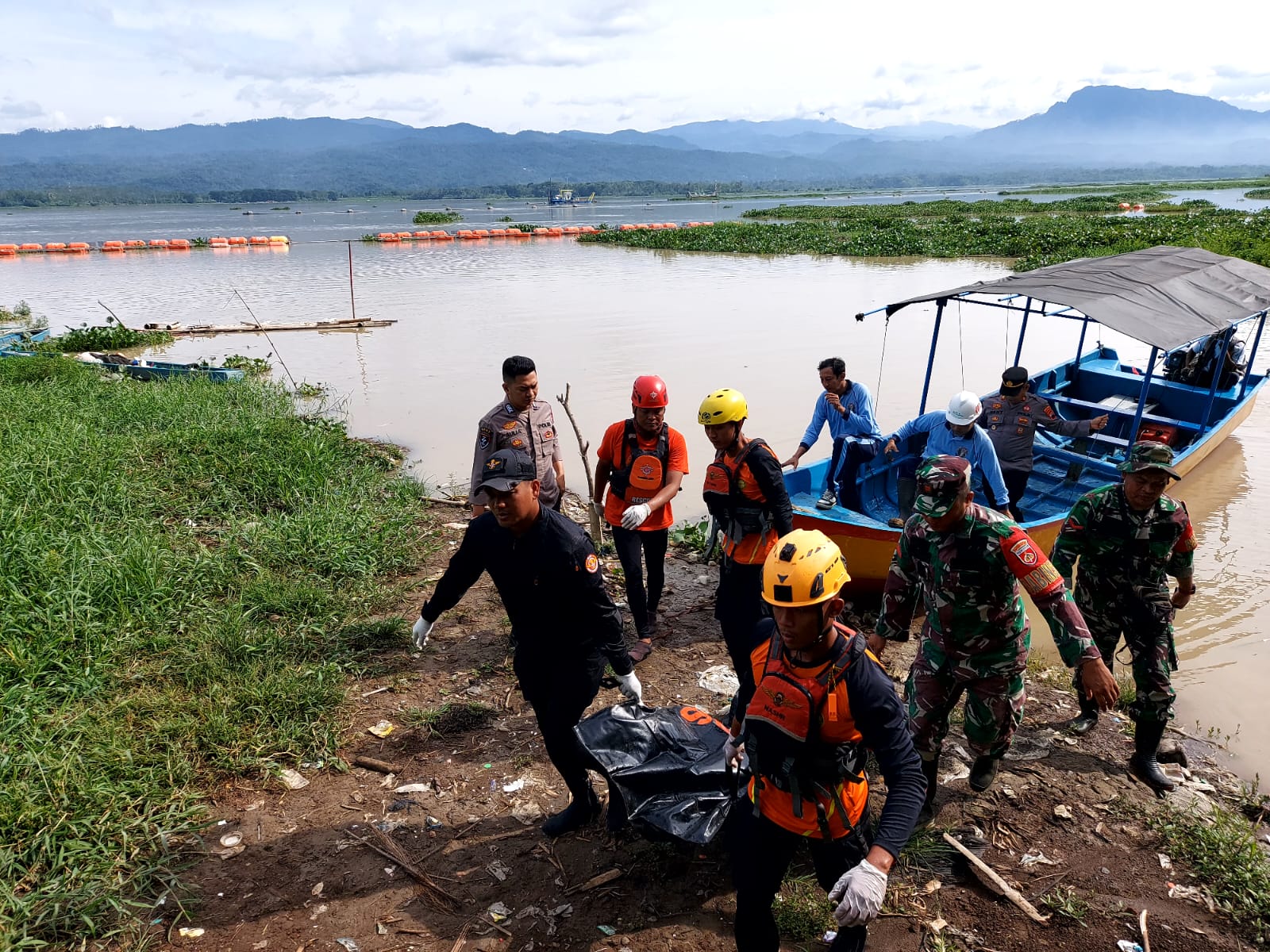 Petugas mengevakuasi jenazah Subur Riadi, warga Desa Selokromo, Kecamatan Leksono, yang hilang saat menjala ikan di Sungai Serayu, Jumat (21/2/2025).
