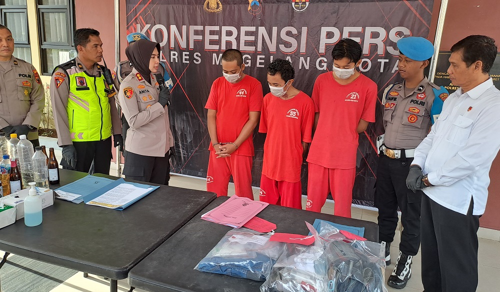 Kapolres Magelang Kota AKBP Anita Indah Setyaningrum saat menginterogasi tiga tersangka narkoba dan psikotropika saat konferensi pers, Jumat (21/2/2025) pagi.